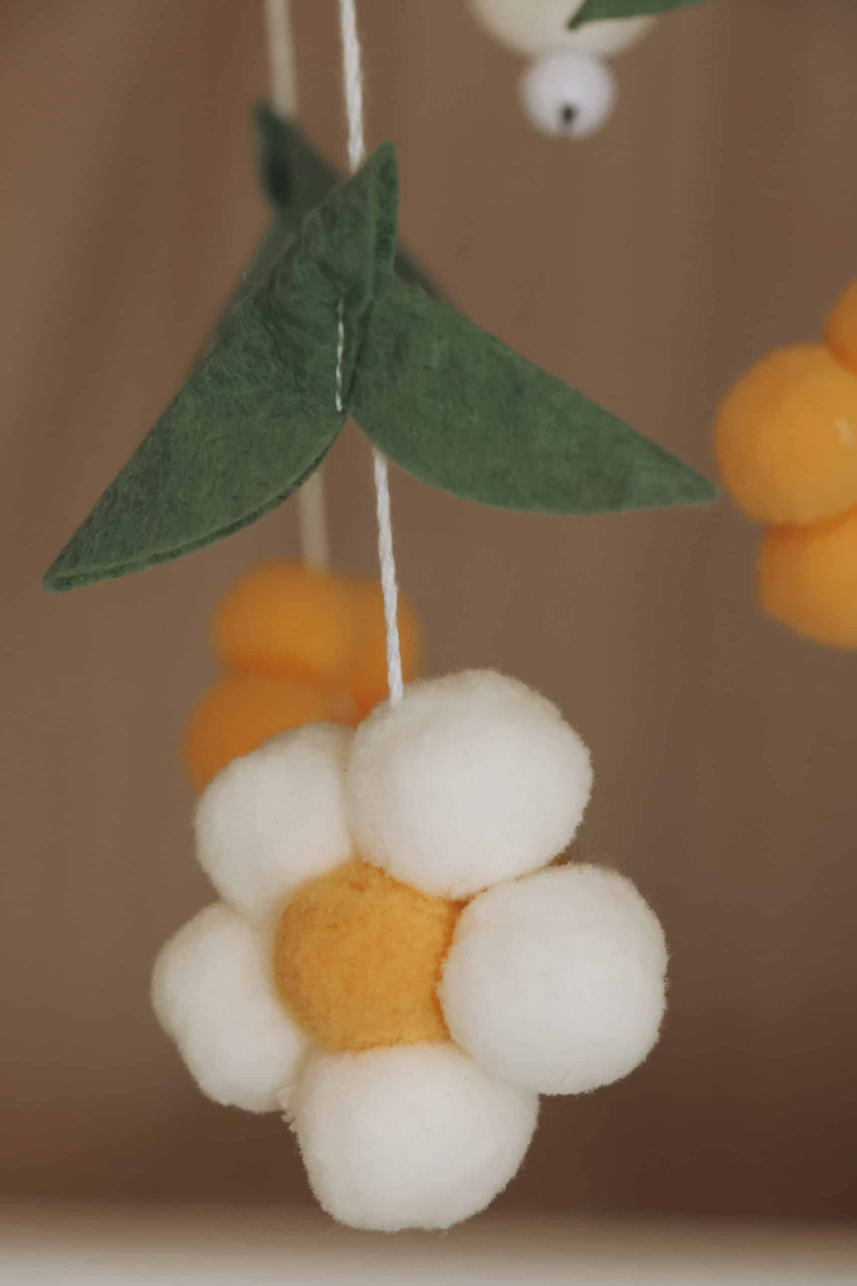 Handgefertigtes Baby-Mobile mit gelben Bienen 7 Handgefertigtes Baby-Mobile mit gelben Bienen – Bild 7