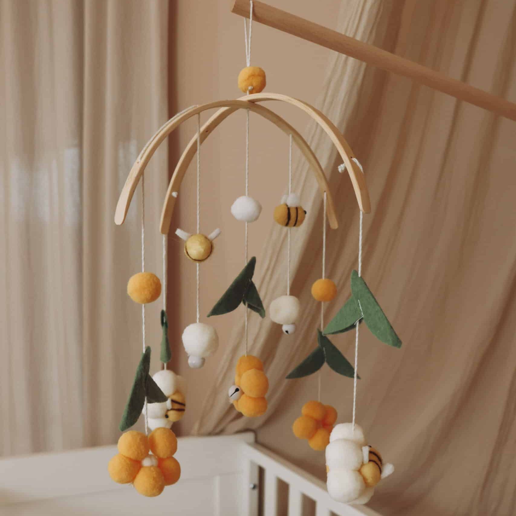 297F9D57 24DD 4FA5 9D38 74540C0BE68C scaled 1 e1762716566460 Handgefertigtes Baby-Mobile mit gelben Bienen