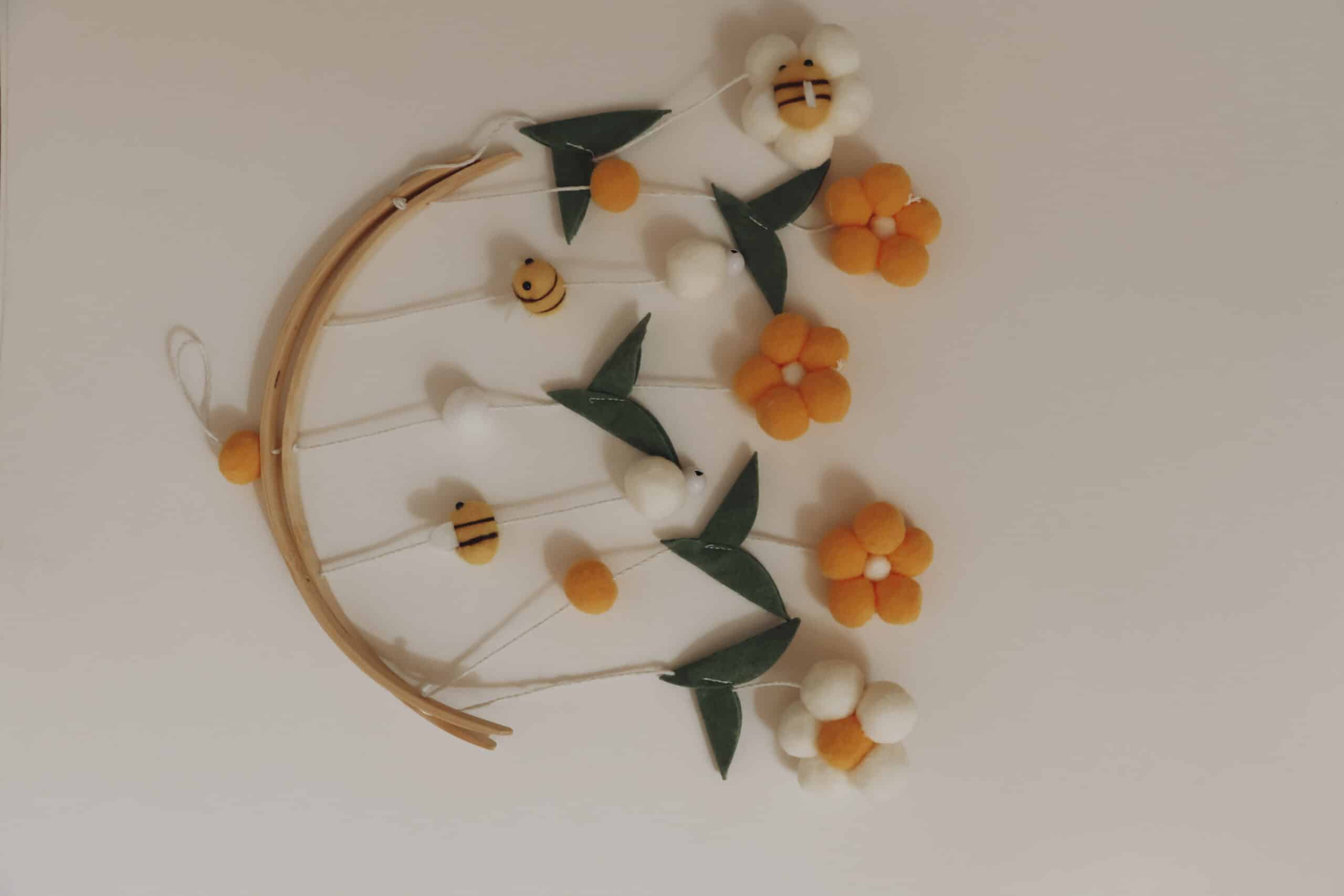 Handgefertigtes Baby-Mobile mit gelben Bienen 8 Handgefertigtes Baby-Mobile mit gelben Bienen – Bild 8