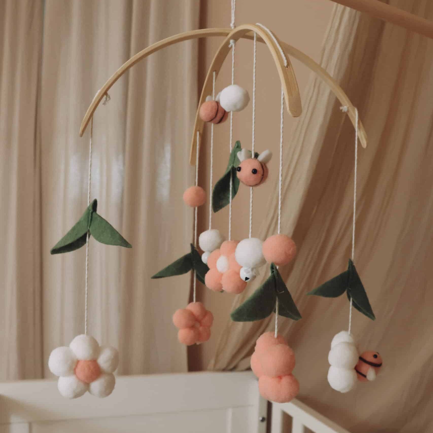 43F24389 DA07 48F4 B316 46B2CAE1BDC8 scaled 1 e1762697180718 Handgefertigtes rosa Bienen-Baby-Mobile