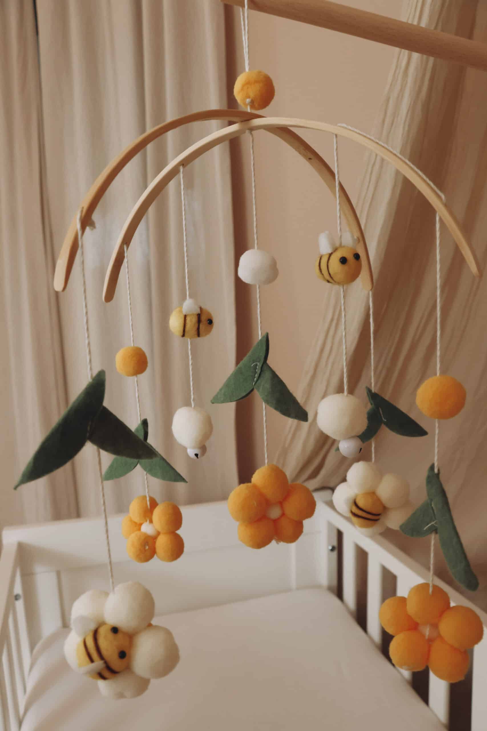 Handgefertigtes Baby-Mobile mit gelben Bienen 3 Handgefertigtes Baby-Mobile mit gelben Bienen – Bild 3