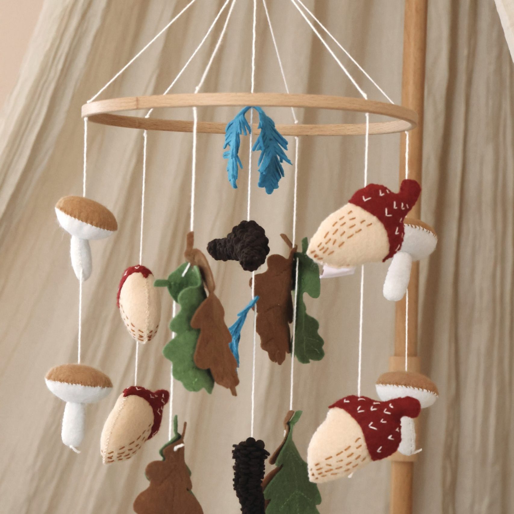 6CFFC101 266F 41A9 BF48 D1CA78D5D6DB 3 scaled 1 e1762715311537 Handgefertigtes Herbst-Babymobile