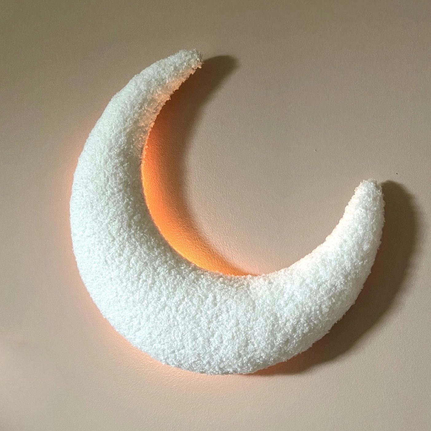 IMG 9523 3 e1762713207528 Handgefertigte Wandleuchte Moon Bouclé