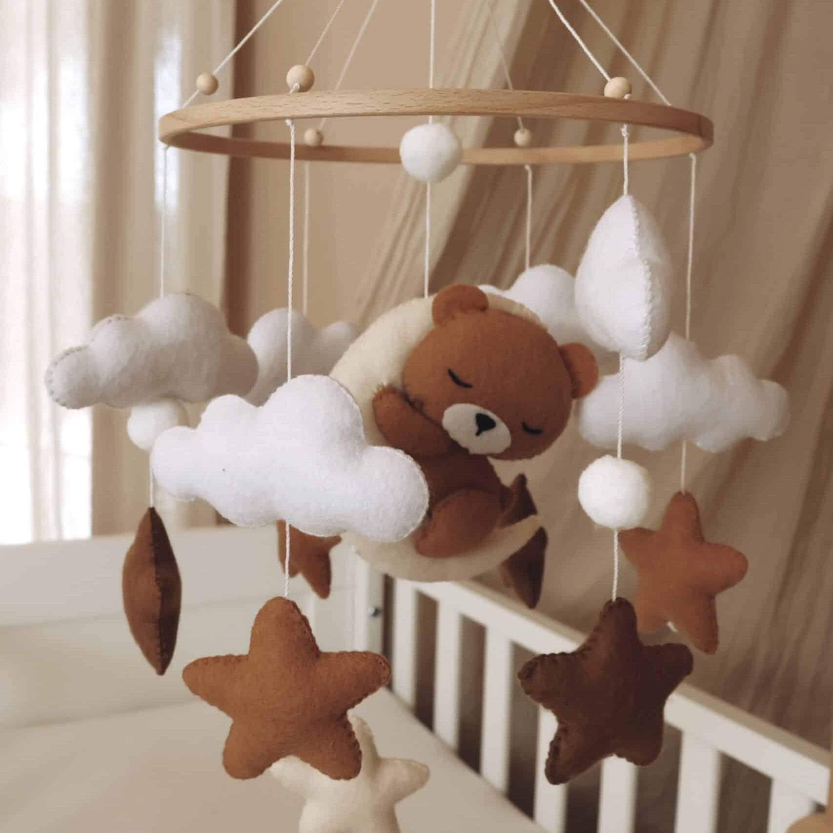 Teddy mobiel scaled 1 e1762712445542 Handgefertigtes Teddybär-Baby-Mobile