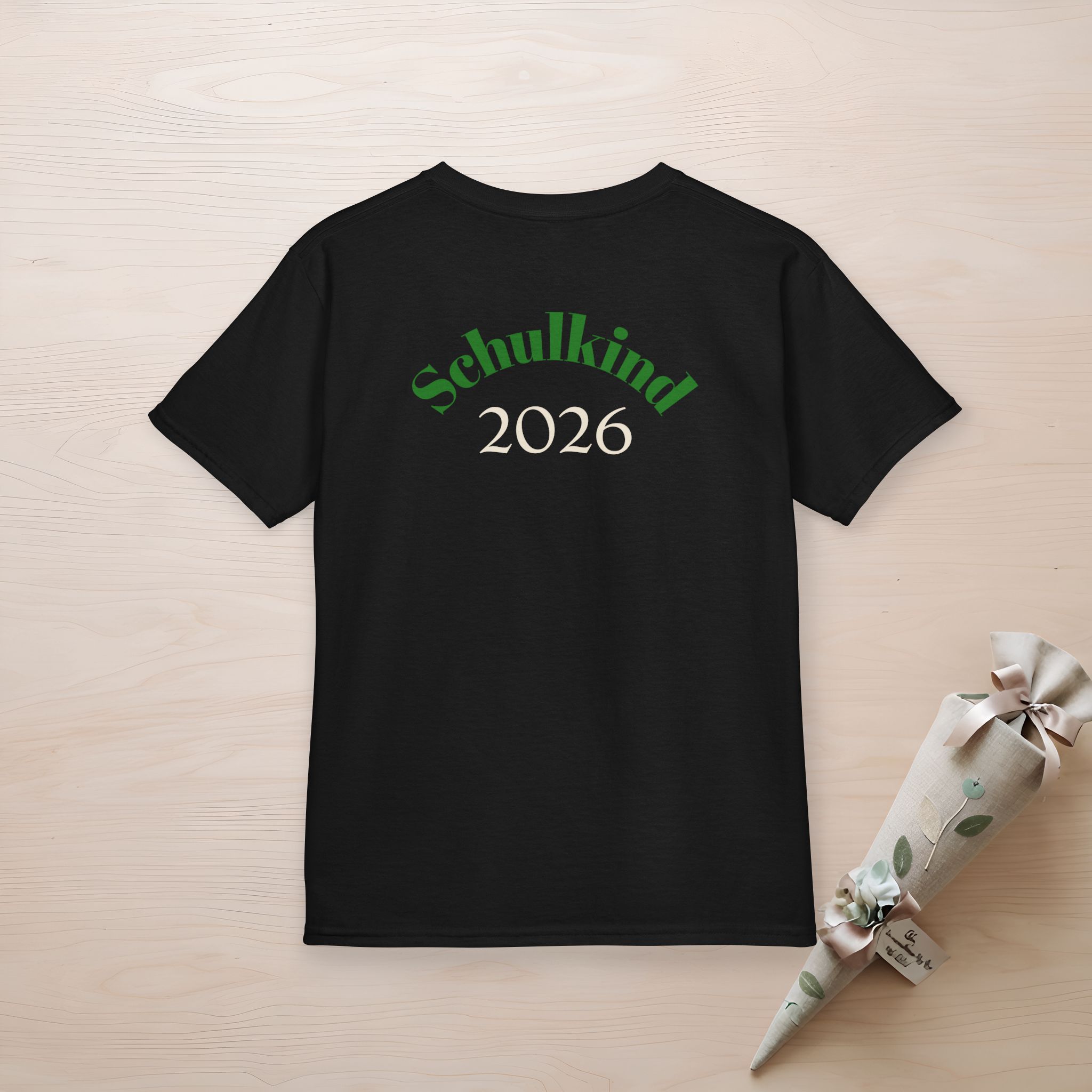 Premium Schulkind 2026 Jungen T-Shirt | Vorder- & Rückendruck mit Wunschname 12 Premium Schulkind 2026 Jungen T-Shirt | Vorder- & Rückendruck mit Wunschname – Bild 12