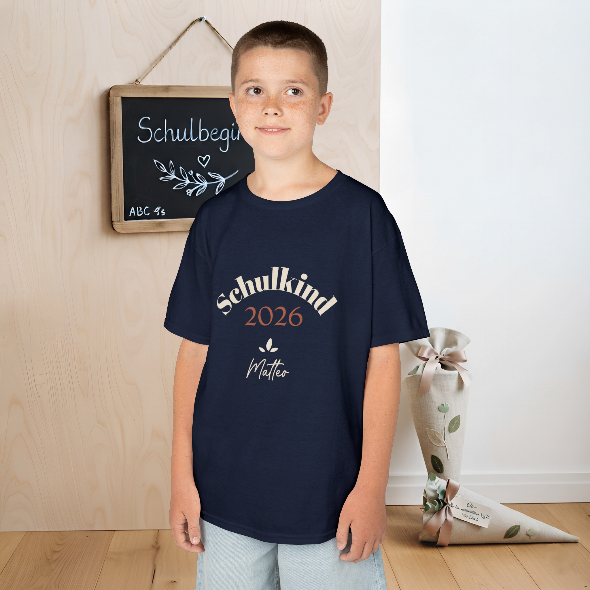 20260802002241 1f18e084 652d 6134 b7e4 b67b28216f1c Schulkind 2026 Jungen T-Shirt mit Wunschname | Einschulung