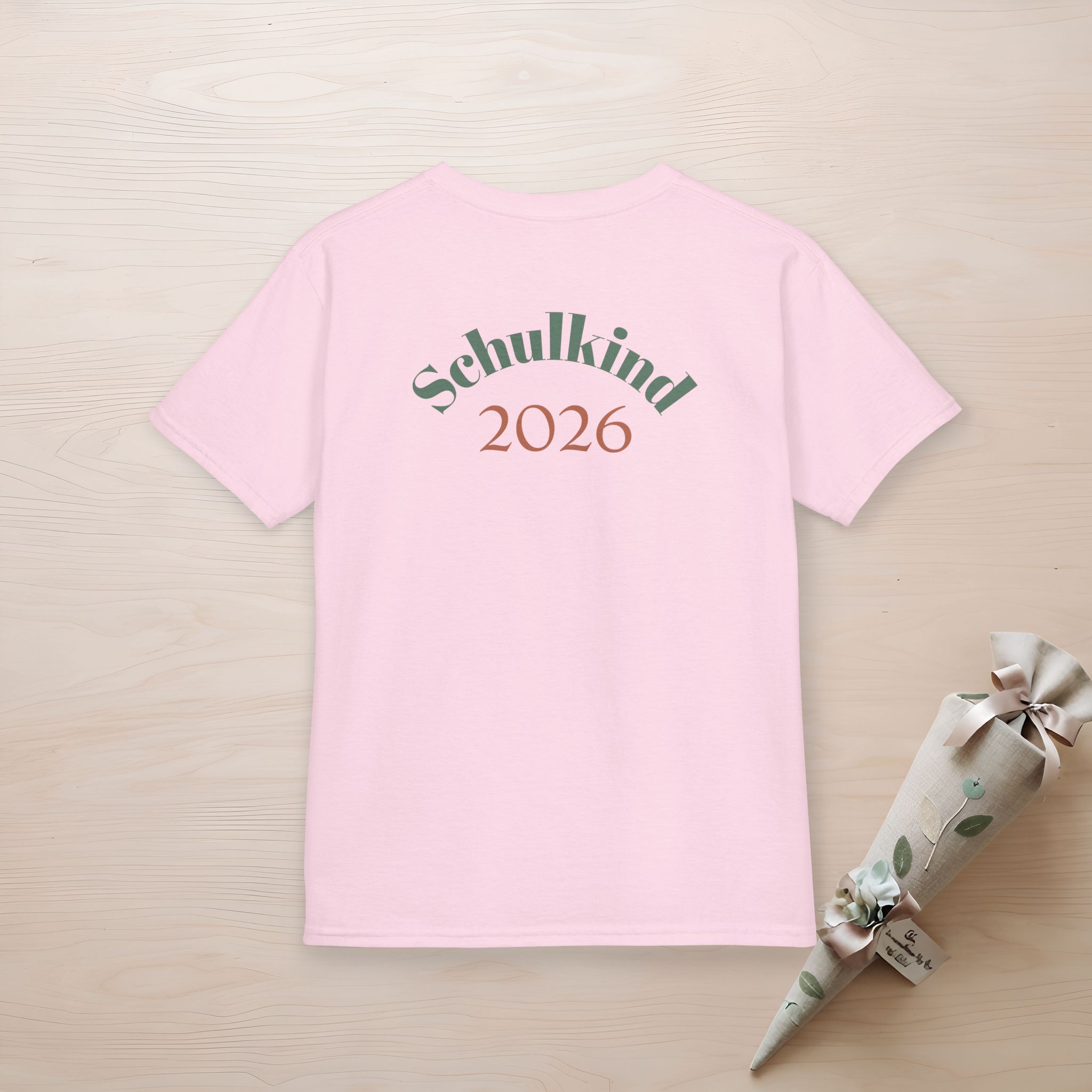 Premium Schulkind 2026 Jungen T-Shirt | Vorder- & Rückendruck mit Wunschname 18 Premium Schulkind 2026 Jungen T-Shirt | Vorder- & Rückendruck mit Wunschname – Bild 18