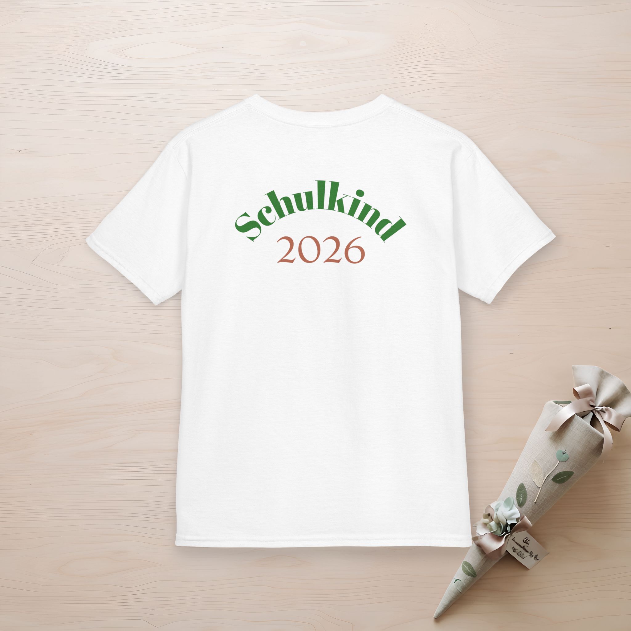 Premium Schulkind 2026 Jungen T-Shirt | Vorder- & Rückendruck mit Wunschname 10 Premium Schulkind 2026 Jungen T-Shirt | Vorder- & Rückendruck mit Wunschname – Bild 10