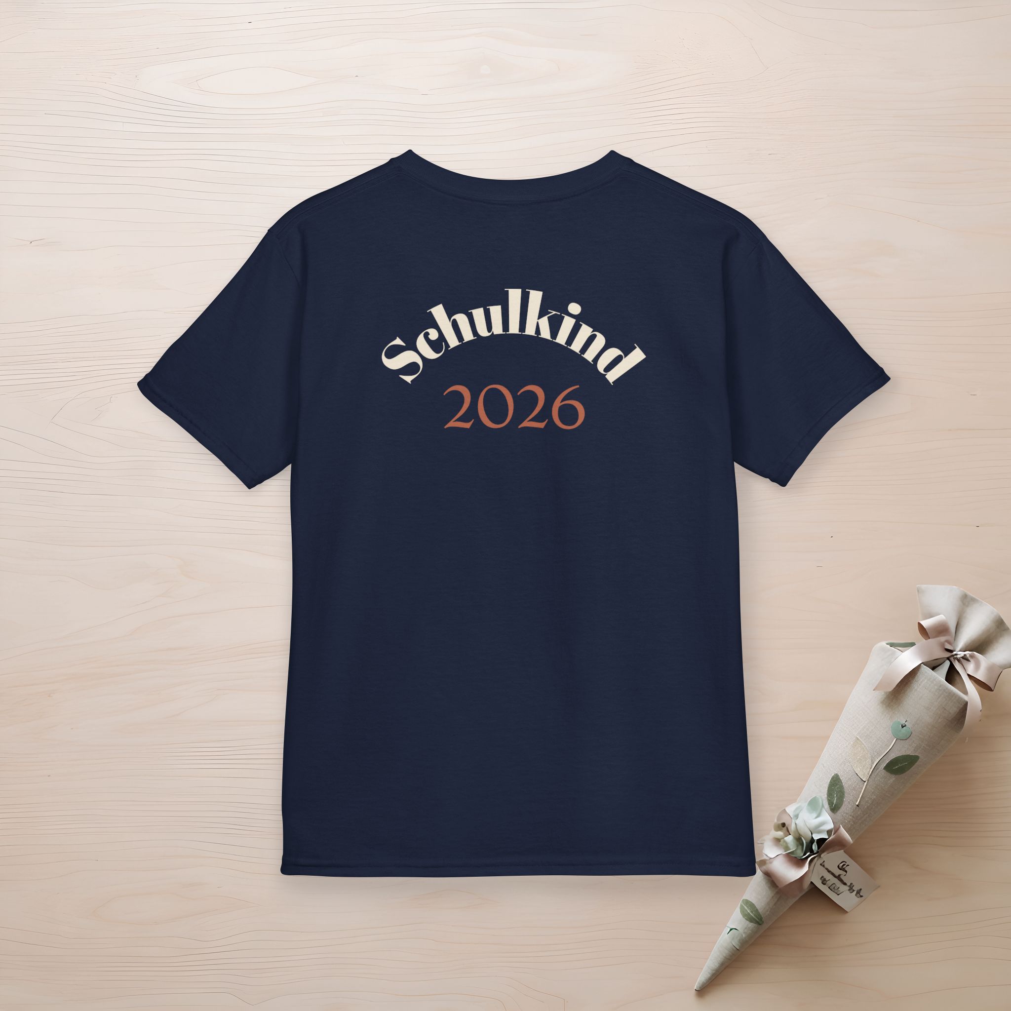 Premium Schulkind 2026 Jungen T-Shirt | Vorder- & Rückendruck mit Wunschname 14 Premium Schulkind 2026 Jungen T-Shirt | Vorder- & Rückendruck mit Wunschname – Bild 14
