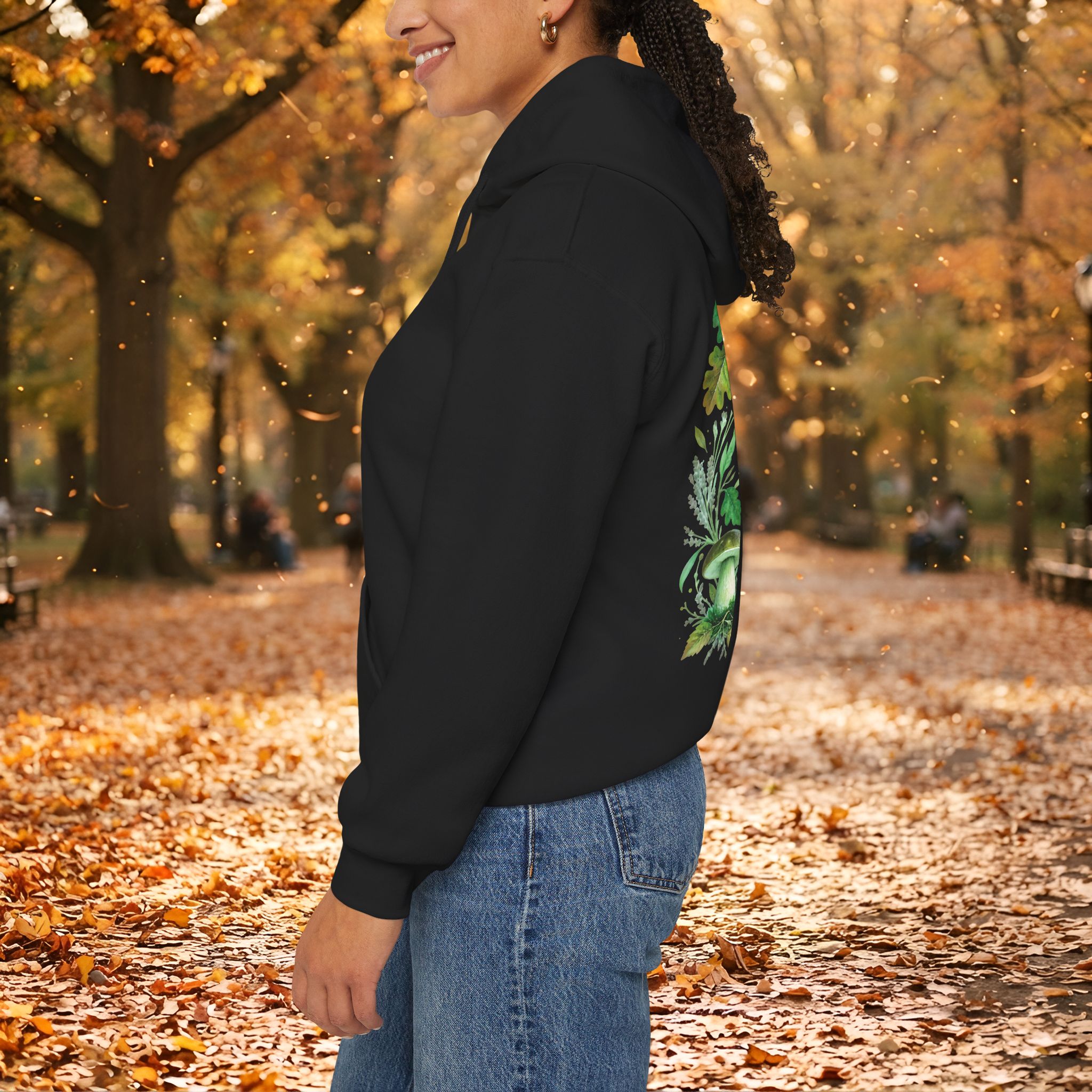Herbst Hoodie Premium Unisex | Botanischer Herbstprint mit Blättern & Pilzen | Dunkler Streetwear Look | Personalisierbar 12 Herbst Hoodie Premium Unisex | Botanischer Herbstprint mit Blättern & Pilzen | Dunkler Streetwear Look | Personalisierbar – Bild 12